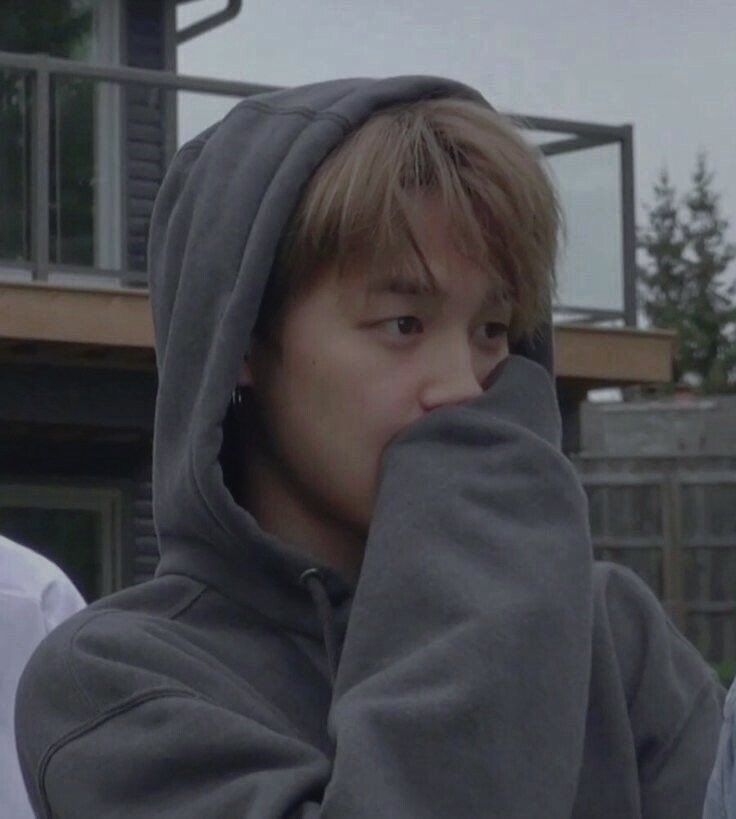 jeonpavao's tweet photo. #Jikookau onde vender o moletom do seu ex nem deveria ser tão problemático… a não ser que o ex seja Jeon Jeongguk. https://t.co/4cz6clFBsz