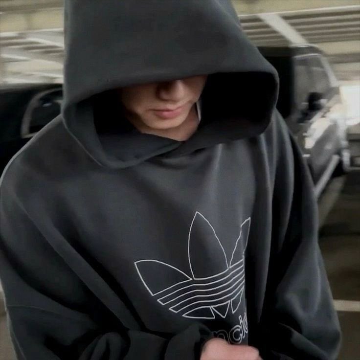 jeonpavao's tweet photo. #Jikookau onde vender o moletom do seu ex nem deveria ser tão problemático… a não ser que o ex seja Jeon Jeongguk. https://t.co/4cz6clFBsz
