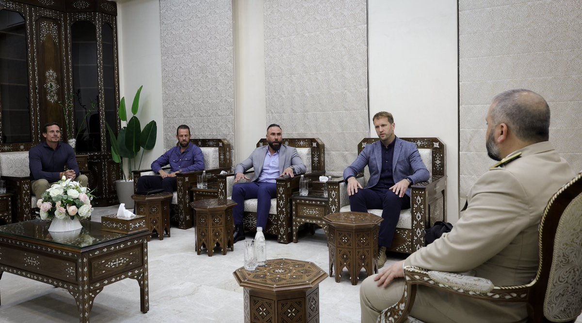 استقبل وزير الدفاع اللواء المهندس مرهف أبو قصرة في مقر الوزارة بدمشق وفداً من وزارة الدفاع الهولندية، ضم السادة جورت بيتر بوستثاماس، مارتن موس، وتيونيس فان زاندفلايت، وجرى خلال اللقاء بحث عدد من القضايا ذات الاهتمام المشترك بين وزارتي الدفاع في البلدين.

#وزارة_الدفاع
