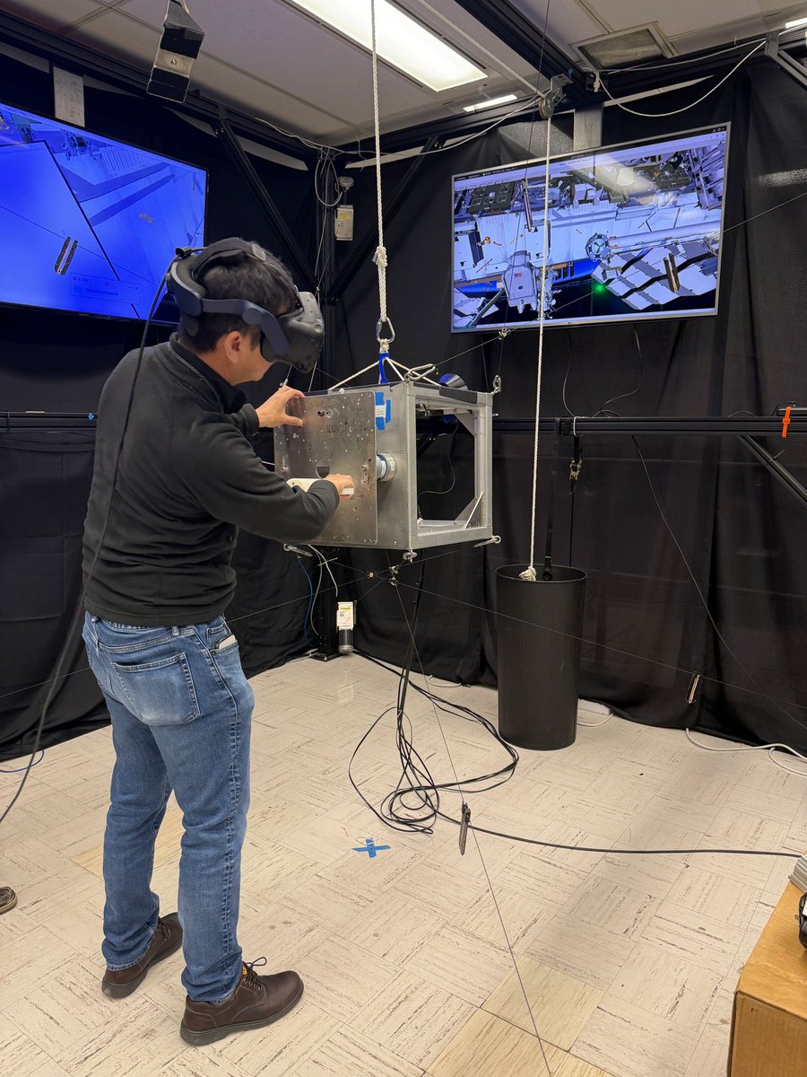 Astro_Kimiya's tweet image. 皆さん、おはようございます!今日は、VRを使った船外活動の訓練がありました。
視覚だけでなく、複数のワイヤーを制御して、運んでいる物の質量や重心位置も模擬されているので、実際に宇宙空間で物を運んでいる感覚が得られます。
質量の大きな物は、ゆっくり動かす事が重要です。