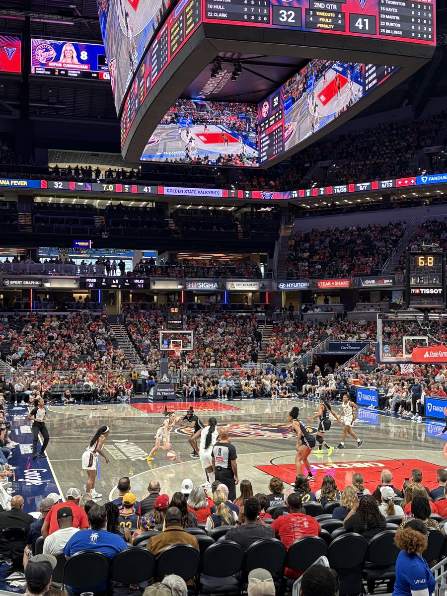 HamlineWBB's tweet image. π Quick pit stop in Indy on the way to Louisville for the Run 4 Roses Classic! See you in the gym soon! #goHU π