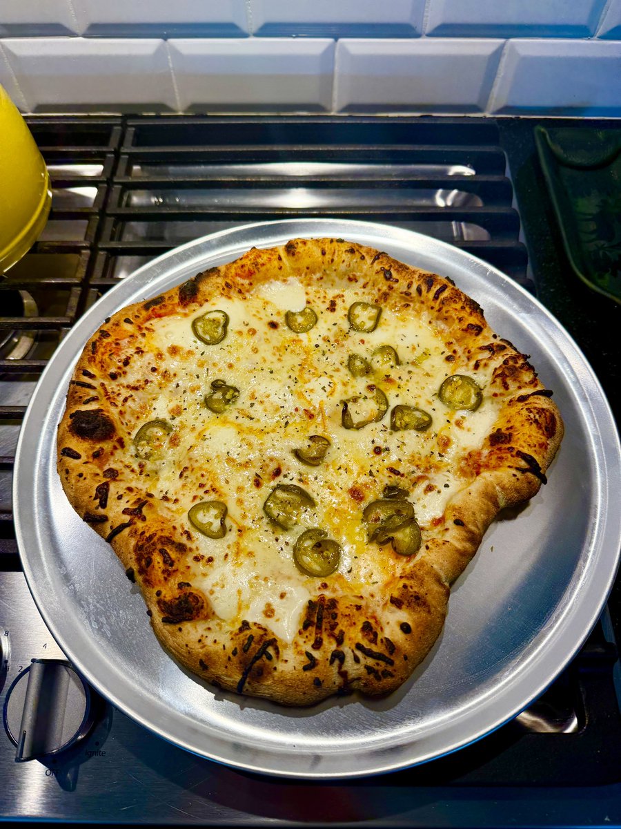 FixnBones's tweet image. #WednesdayIsWednesday
Forgive my severe lack of “circular” Za skillz, but upgraded to a rotatory stone oven and WHAT. A. GAMECHANGER!!
Perfect crust; around the edges and through the crust. No more using a peel to rotate your pie. 👍💪👍