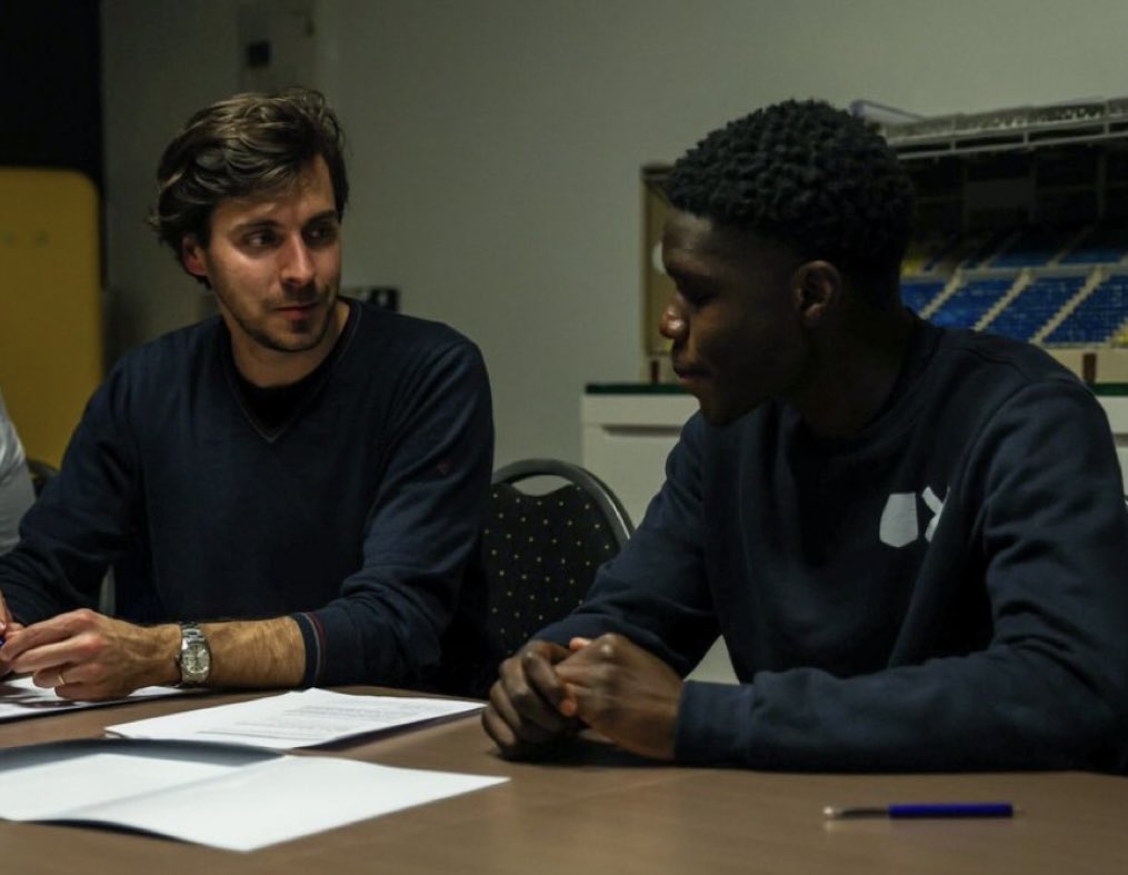 EllBretland's tweet image. “Thierno will be able to score from everywhere in the final third but will often look for ways to cut back in on his right from the left of the pitch.”

Former SK Beveren CEO Antoine Gobin on new Everton striker Thierno Barry 🔵⚽️

ellbretland.substack.com/p/the-rise-of-…