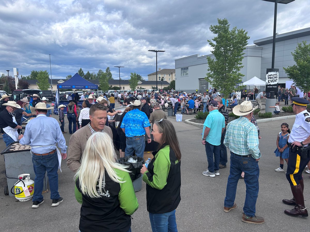 PeterGuthrie99's tweet image. What a fantastic morning at the @CochraneNow Stampede Breakfast!
It was a pleasure to join the community for a great turnout, lively entertainment, and of course—delicious pancakes! A big thank you to @CochraneGM, @CIRRealty, @LionsInternational, and the @CochraneLionsClub for…