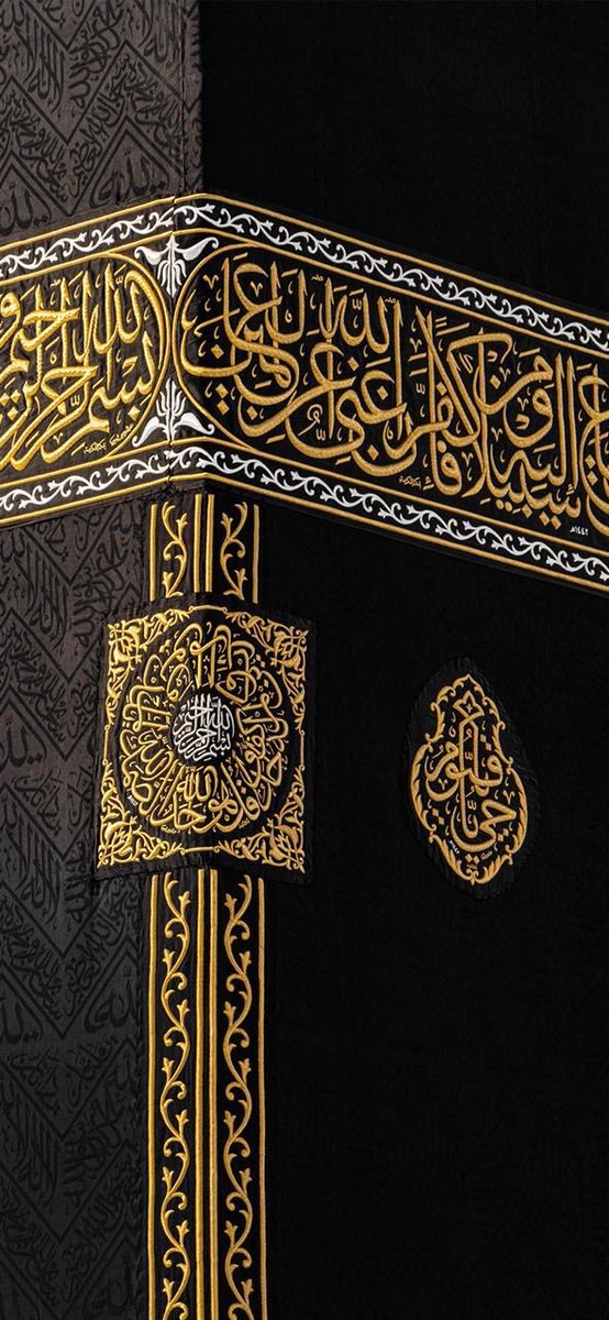 رعاية سعودية تُجسّد العظمة والقداس..

مراسم غسل الكعبة المشرفة التي ستتم فجر اليوم:

1.كنس الأرضية:
تبدأ المراسم بكنس أرضية الكعبة من الغبار والأتربة.

2.تحضير أواني الغسل:
تُحضّر أوانٍ نحاسية يُمزج فيها ماء زمزم مع:
•طيب الورد الفواح
•الدهن المعتق
•العود الفاخر

3.تبليل القطع