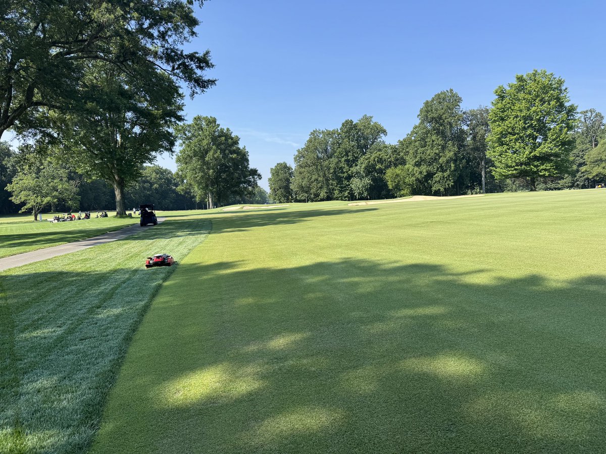 TurfTank's tweet image. I shared this photo earlier from Woodmont Country Club. Was fascinated with how the definition and density of the rough was. @RyanSeveridtWCC says they have 20 units mowing 40 acres. Based on what I saw I’d institute immediately.