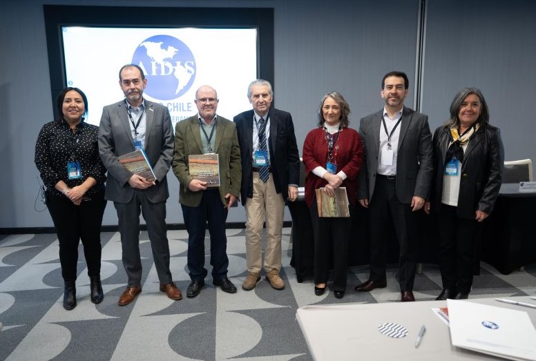 El 4 de julio, nuestro director <a href="/gesagua/">Guillermo Donoso</a>, junto a otros académicos, representantes del sector público y privado, y especialistas en r. hídricos se reunieron en “3° Simposio sobre Recuperación del Recurso Hídrico: Nuevos Usos y Desafíos Normativos”, organizado por <a href="/aidischile/">Aidis Chile</a>