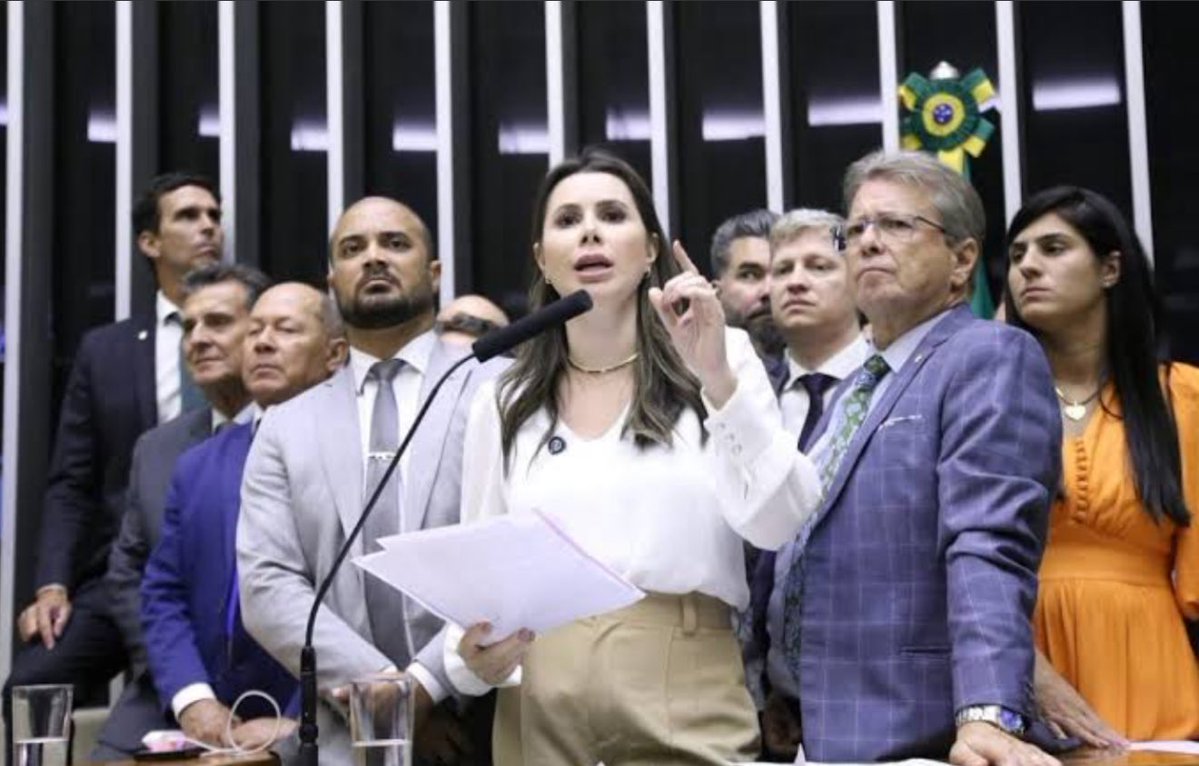 tuliogadelha's tweet image. Haja paciência! Assistir a extrema direita fazendo das tripas coração para defender Trump, que acaba de taxar em 50% os produtos brasileiros. Sim, mesmo com essa medida que pode desempregar milhões de pessoas, eles lambem as botas dos states. Patriotismozinho de araque!