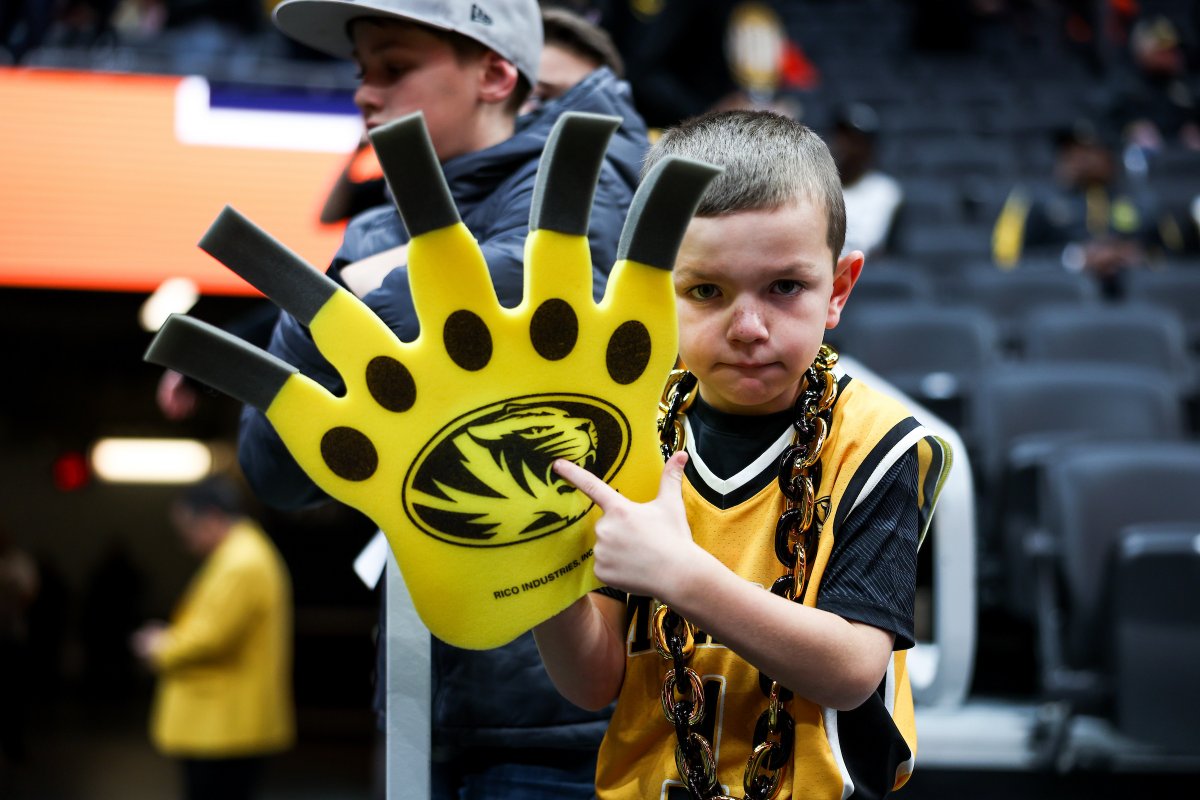 MizzouAthletics's tweet image. Looking for the perfect gift for your little Tigers fan? The Junior Tigers Kids Club has you covered!
A membership includes a swag pack, free admission to all Olympic sports, discounted tickets to select football and men’s basketball games, and exclusive experiences just for…