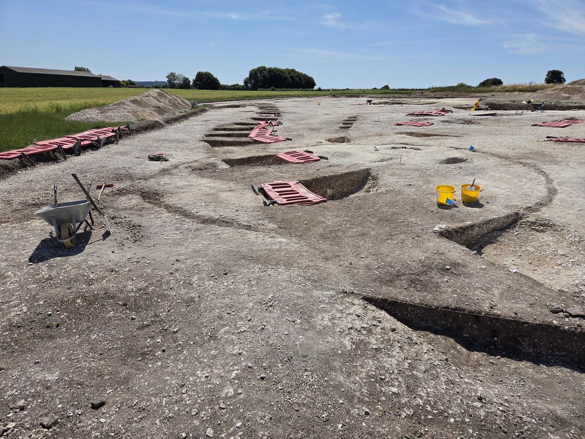 Durotrigesdig's tweet image. Of course, what you really want to find, 5 days after an archaeological dig has come to am end, is an Iron Age roundhouse
10m across with a door facing SE, it is gorgeous
Shame we didn’t see it earlier in the excavation 🤣
#Durotriges25 #Archaeology