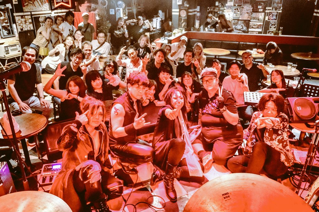 今日から1年後のLIVEに向けて気持ちをリセット🤗🤗🤗
KENTAが並べたセットリストなかなか凄いよ😆😆😆
1年後はBAHAMAから再スタートだから今日からリザーブ受け付けします
キャパが少ないんでね、とりあえず50名でSOLDになります
STORMintheMOONの伝説を新たに築くからみんな応援宜しく