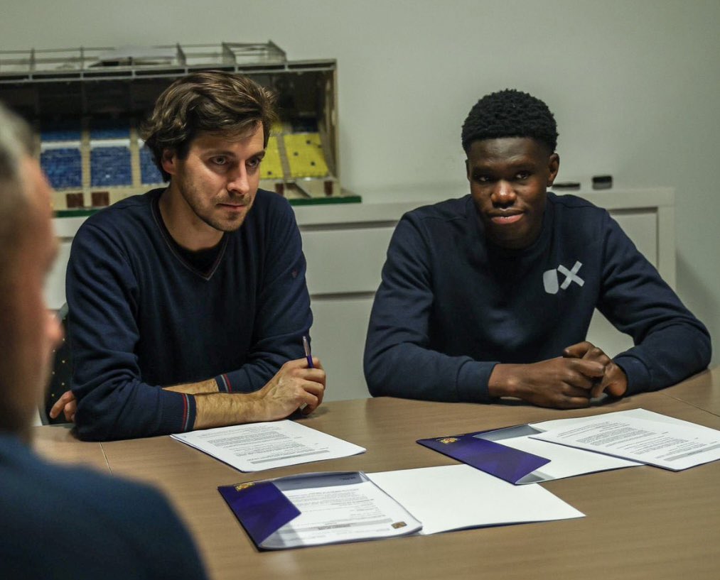 EllBretland's tweet image. More from former SK Beveren CEO Antoine Gobin on Barry 🔵⚽️

“He’ll be fearless in 1v1s and aerial duels

“He’ll be generous in his defensive efforts too, pressing from the front; not many strikers his size have his speed, so he’s a menace for defenders”

ellbretland.substack.com/p/the-rise-of-…