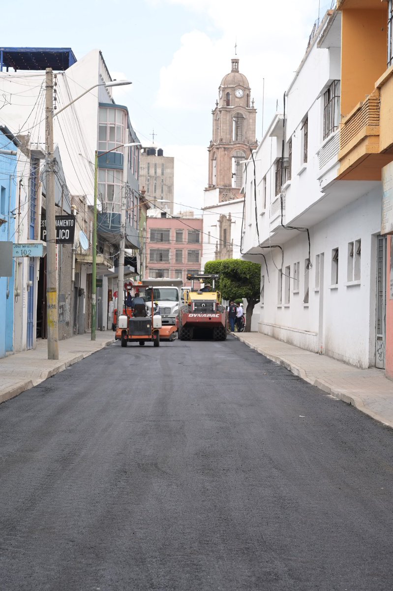 ¡La calle José María Iglesias anda de pipa y guante 🧤con su nueva carpeta asfáltica! Al 💯 dejamos esta bonita calle de nuestro #CentroHistórico y vamos por más.

¡Gracias a nuestra cuadrilla especial por #EcharnosLaMano, juntos somos la mera cereza del pastel 🍒!