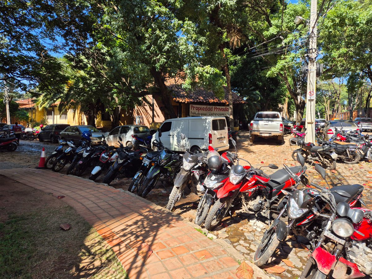 En la esquina de Herminio Maldonado y Tte. 1º Salvador Oviedo ya es imposible transitar. Automóviles mal estacionados de colaboradores de La Galería invaden aceras y vías, arruinando todo a su paso. ¿Hasta cuándo la inacción municipal seguirá castigando al barrio?