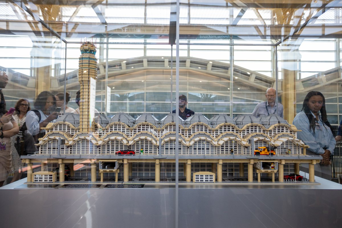Reagan_Airport's tweet image. Can't believe we let almost 2 weeks pass without mentioning our brand new DCA LEGO display!!! Have you seen it yet?
You can get started on your OWN version by visiting the LEGO store in National Hall!