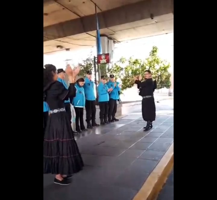 🇦🇷Acto Comuna 3 Policía de la Ciudad 🇦🇷
Se realizó durante la mañana del 9 de julio en la sede de la dependencia de la Comisaría Vecinal 3BSan Cristóbal. Disfrutamos de un sabroso chocolate con churros y pastelitos. 
Los #buenosvecinosba agradecemos la invitación
VIVA LA PATRIA!