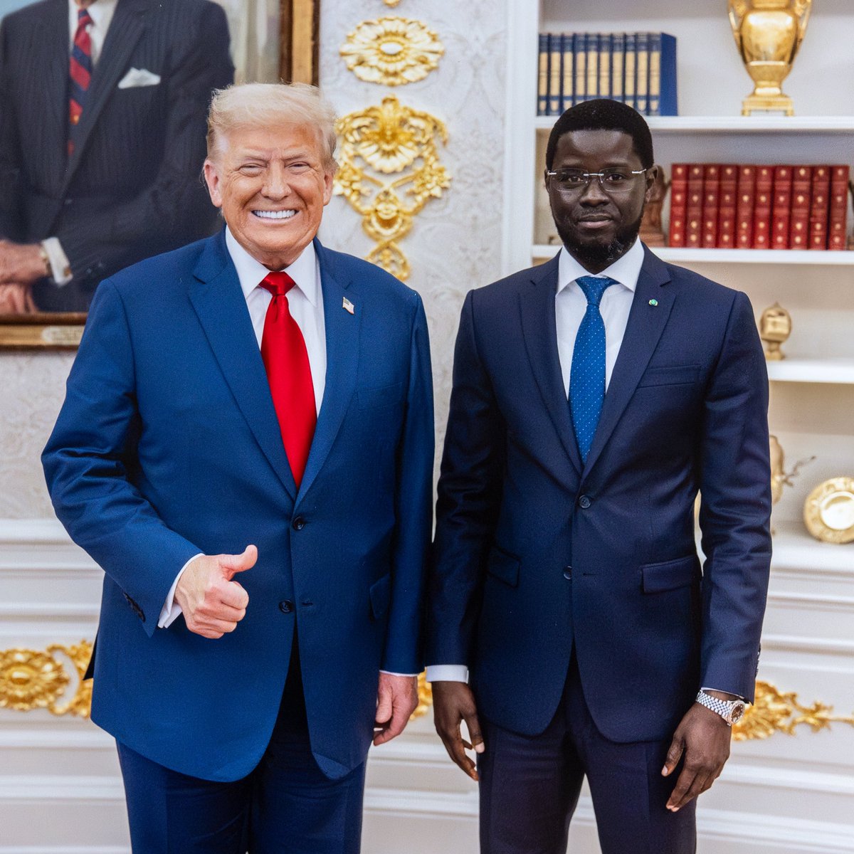 PR_Diomaye's tweet image. Je remercie chaleureusement le Président Donald Trump pour son invitation et son accueil convivial à la Maison Blanche.
Nos échanges riches et constructifs ouvrent la voie à un nouveau partenariat solide et ambitieux entre le Sénégal et les États-Unis, bénéfique à nos deux…