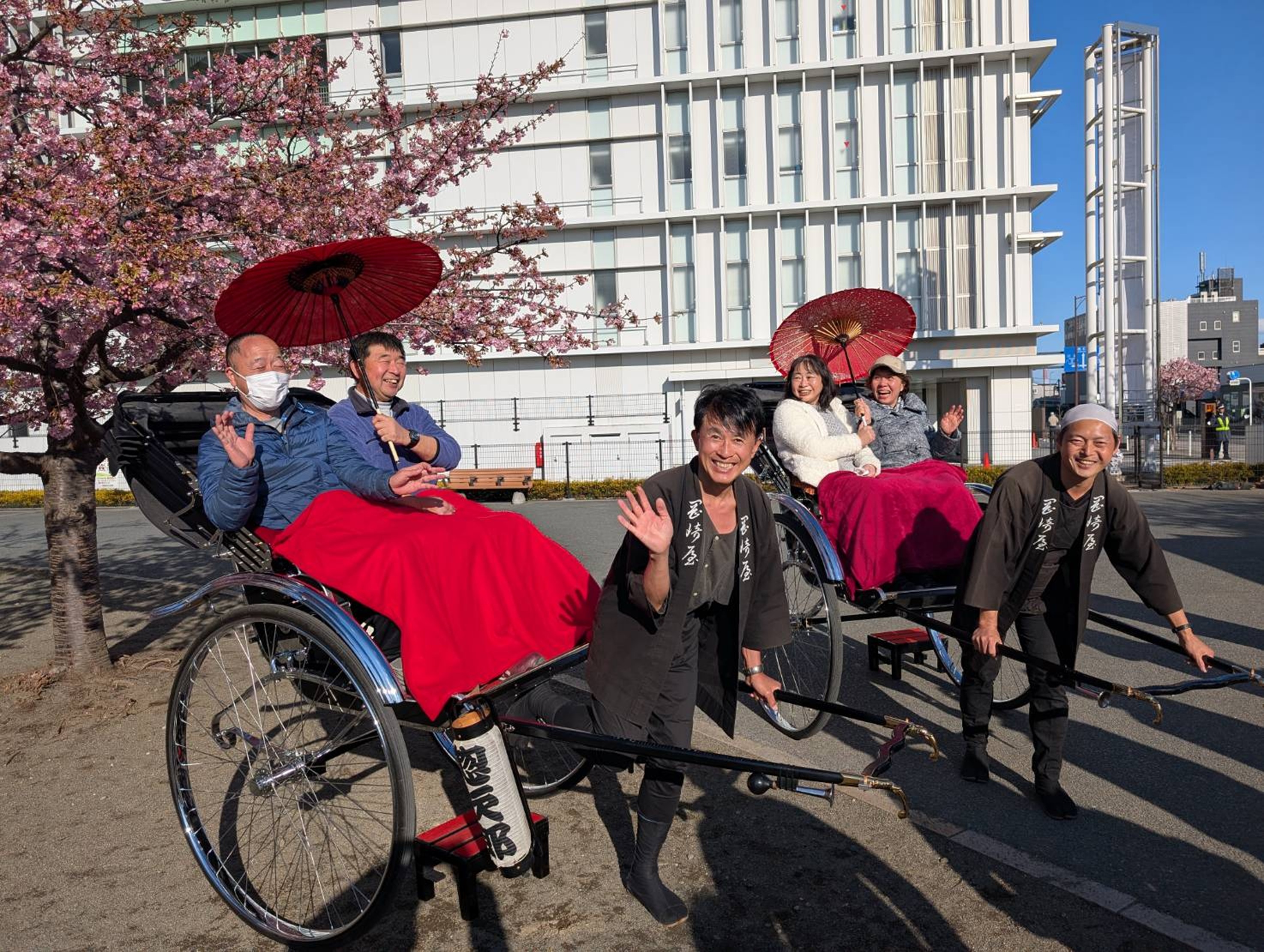 人力車 満開の桜のもと、人力車 が快走！相模原中ロータリークラブは、クラブが2003年に植樹した河津桜の満開時に、障がいのある子どもや家族のための人力車体験イベントを実施。クラブのレガシーとして地元で愛される桜の下での奉仕活動でクラブの  ...