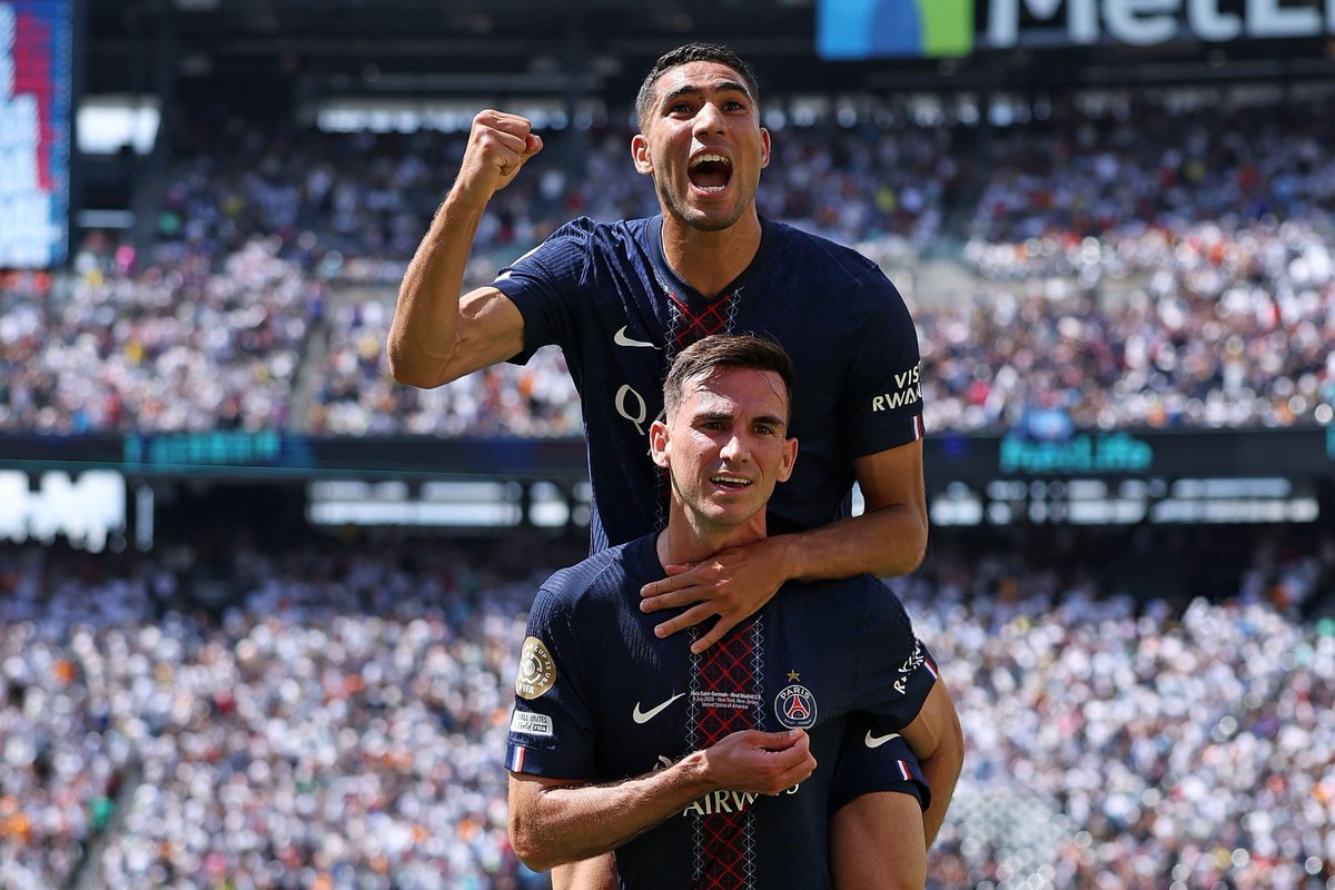 VibesFoot's tweet photo. 🗣 Achraf Hakimi 🇲🇦 :

« 𝗝𝗘 𝗦𝗘𝗡𝗦 𝗔̀ 𝗤𝗨𝗘𝗟 𝗣𝗢𝗜𝗡𝗧 𝗡𝗢𝗨𝗦 𝗦𝗢𝗠𝗠𝗘𝗦 𝗦𝗨𝗣𝗘́𝗥𝗜𝗘𝗨𝗥𝗦 𝗣𝗔𝗥𝗖𝗘 𝗤𝗨𝗘 𝗝𝗘 𝗠'𝗔𝗠𝗨𝗦𝗘 𝗦𝗨𝗥 𝗟𝗘 𝗧𝗘𝗥𝗥𝗔𝗜𝗡 ! 😁

𝗧𝗼𝘂𝘁 𝘀𝗲𝗺𝗯𝗹𝗲 𝗳𝗮𝗰𝗶𝗹𝗲 𝗽𝗼𝘂𝗿 𝗻𝗼𝘂𝘀 𝗰𝗮𝗿 𝗻𝗼𝘂𝘀 𝘀𝗼𝗺𝗺𝗲𝘀 𝘂𝗻𝗲 𝗳𝗮𝗺𝗶𝗹𝗹𝗲 𝗲𝘁 𝗻𝗼𝘂𝘀 𝘀𝗮𝘃𝗼𝗻𝘀 𝗷𝗼𝘂𝗲𝗿 𝗲𝗻𝘀𝗲𝗺𝗯𝗹𝗲. » 🫂❤️💙
