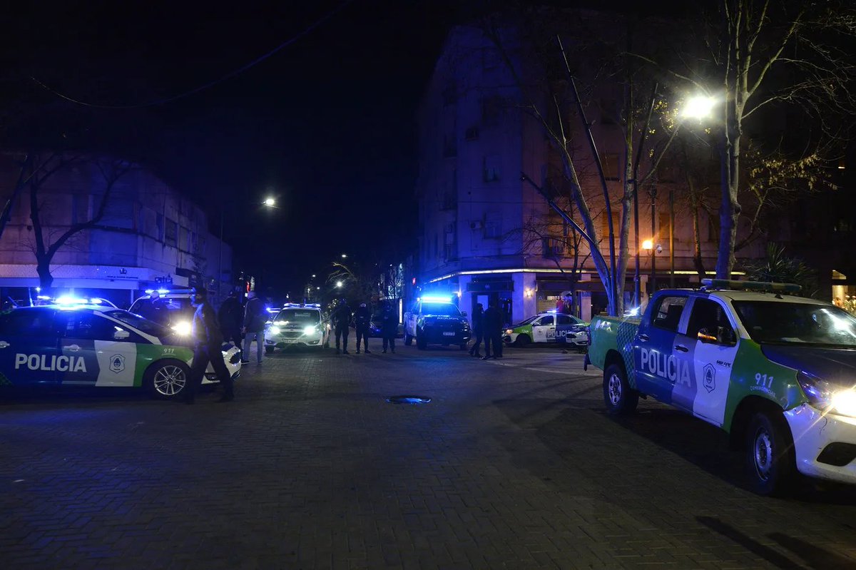 #Policiales | #LaPlata: Batalla campal y escándalo entre vecinos de calle 35 bis entre 136 y 137, cuando un jubilado de 63 años, salió de su casa con una escopeta en la mano y disparó varias veces, provocando heridas a tres adolescentes. Hay dos detenidos y armas incautadas.
