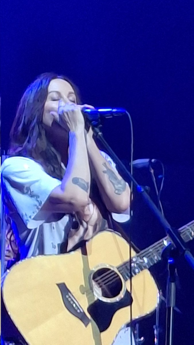 ivi_man's tweet photo. 23 años después, sigue siendo maravillosa @Alanis #coliseum #ACoruña https://t.co/clPBuOFMuI