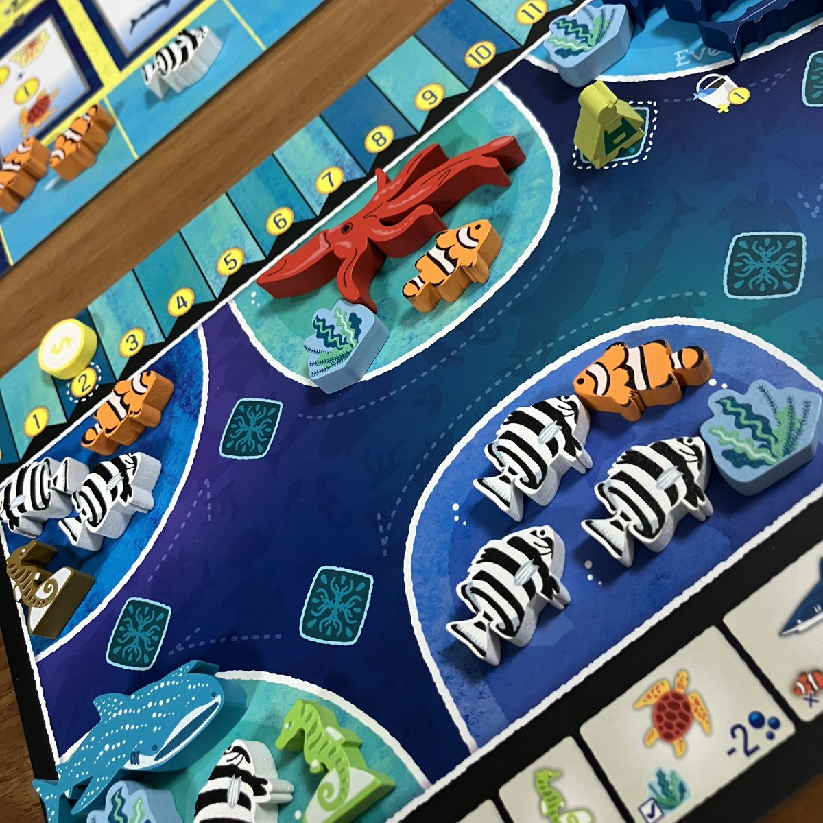 ボードゲームの真骨頂🪼✨
『アクアガーデン』

木駒やカードのイラスト、手で触ってコマを進めて、世界観に没入しながらキャッキャ遊べる🐠卓上のボードゲームって良いなぁって改めて😆✨ウチの水族館ジンベエザメだけでなく、ダイオウイカまでいてこりゃ大繁盛間違いなしっ🦑嫁様に勝利🏆