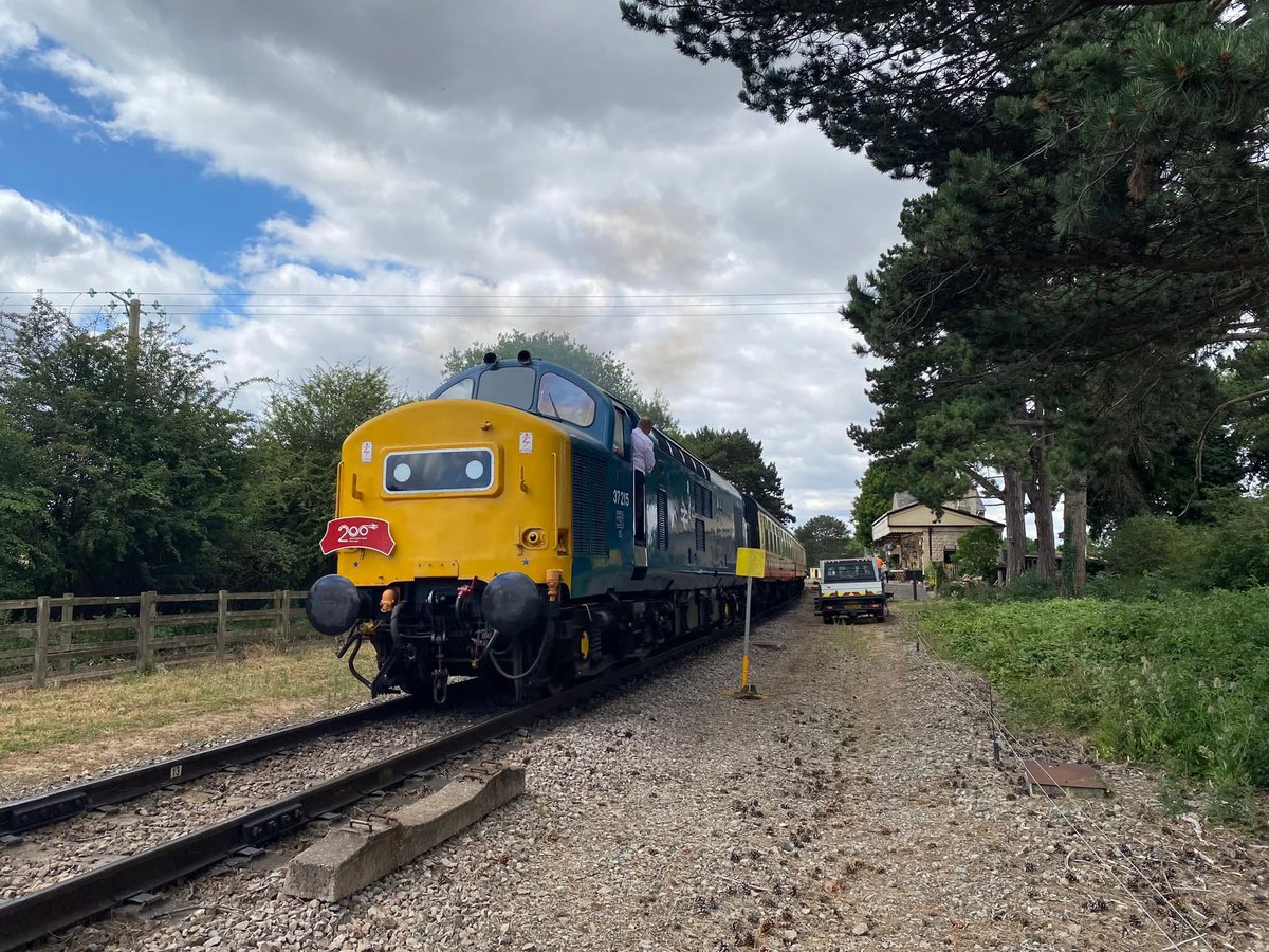The Growler Group (@thegrowlergroup) on Twitter photo 37215 passing through Gotherington today. Photos by Andrew Stratford on the <a href="/GWSR/">Gloucestershire Warwickshire Railway</a> pway team. #class37 37215 passing through Gotherington today. Photos by Andrew Stratford on the <a href="/GWSR/">Gloucestershire Warwickshire Railway</a> pway team. #class37
