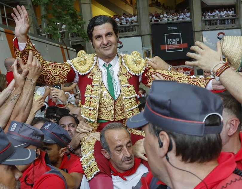 PAMPLONA: Morante abre su primera puerta grande de San Fermín y sale a hombros con Tomás Rufo. El diestro cigarrero sigue con su triunfal temporada
🇪🇸Morante de la Puebla oreja y oreja
🇵🇪Roca Rey silencio y silencio
🇪🇸Tomás Rufo oreja y oreja
🐂Álvaro Núñez