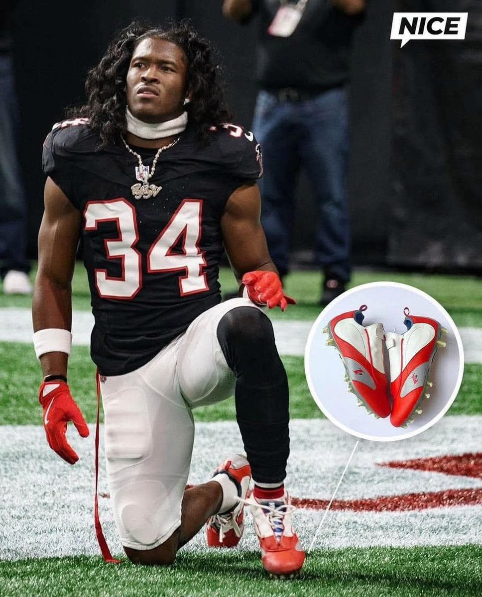 Tosen_Kaname_'s tweet image. 🏈Ray-Ray McCloud wore custom Allen Iverson
Reebok Answer 4-inspired cleats against the
Buccaneers 🏴☠️ #RetroGeek #NFL2025 💪🏾🕷️🕸️🏈