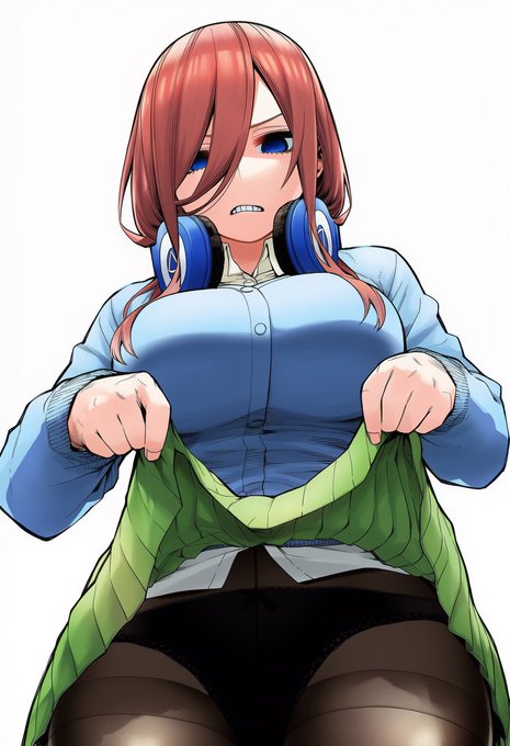 嫌な顔しながら見せる三玖 