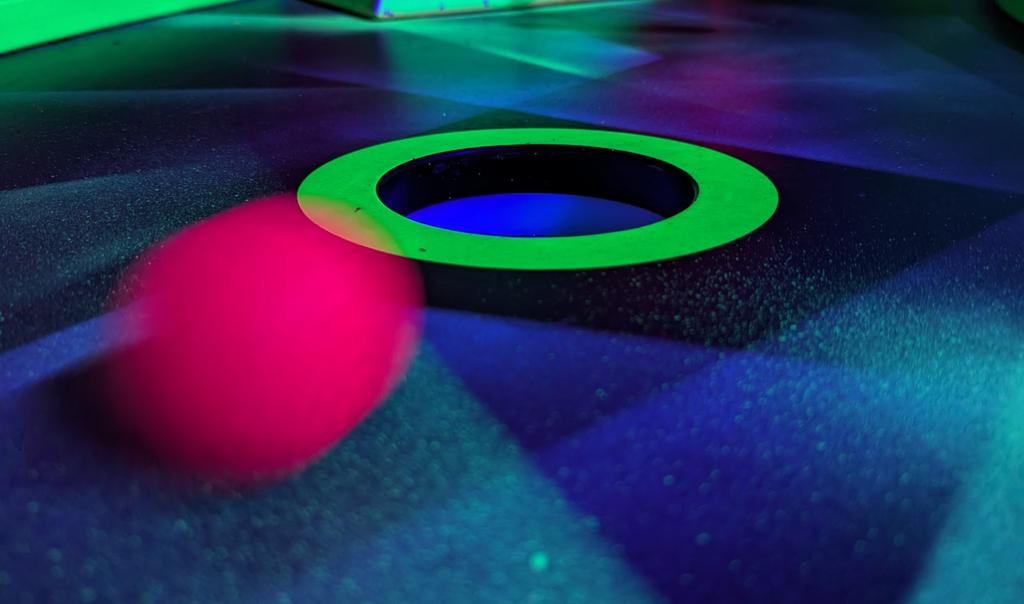 Das Wetter 🥶. Heute morgen überraschten die Berge mit weißen Gipfeln, über den Tag ließ Regen nach, aber es war windig. Wolkenformationen zwar hübsch, aber für eine Ferienfahrt mit Bewohnern einer Jugendhilfeeinrichtung eher weniger tauglich😔. Blacklight-Minigolf als Lösung.