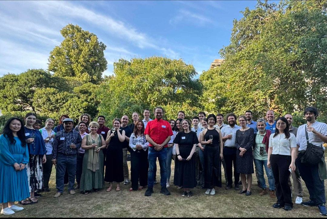 Wonderful way to conclude the 11th Cambridge conference on Endangered Languages, where I presented on the digital revitalization of Ladino.
Picture at the Scholar's Garden at Peterhouse College, University of Cambridge. #langtwt 
Picture courtesy of Ghil'ad Zuckermann