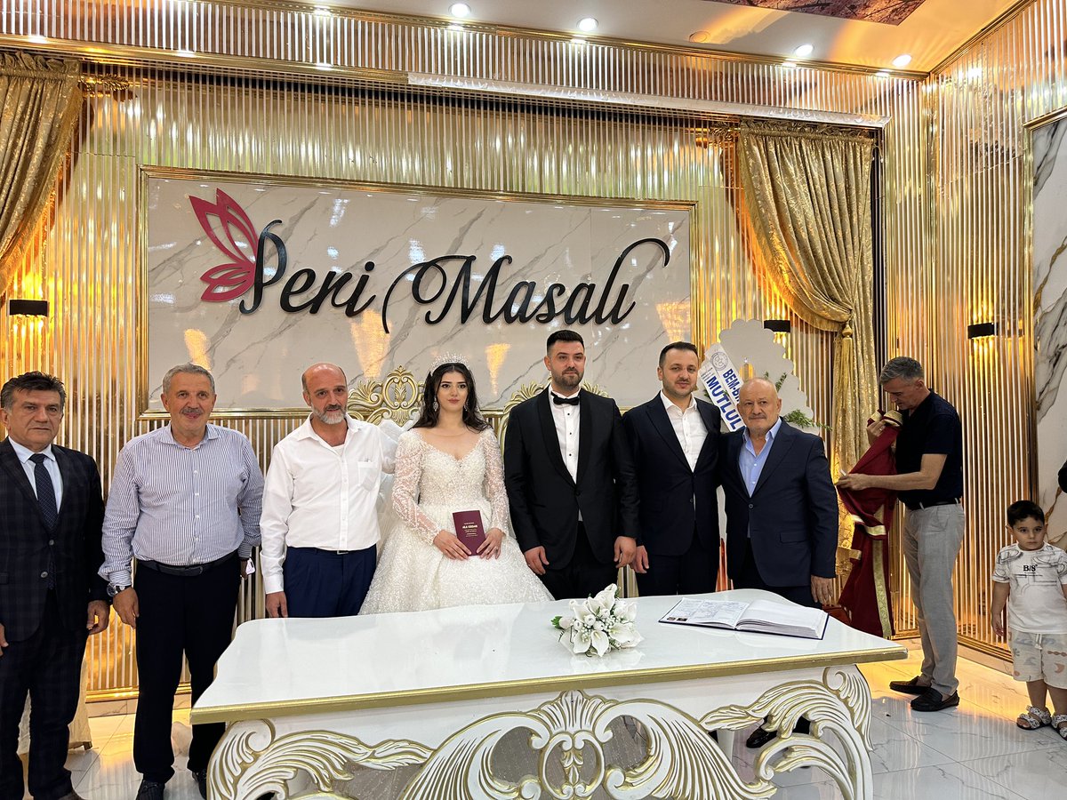 İl Başkanımız Sn. <a href="/AvCanerOzturan/">Av. Bahri Caner ÖZTURAN</a> 
Merkez İlçe Başkanımız Sn. <a href="/hikmetekin56/">Hikmet Ekin</a> 
Ve teşkilat mensuplarımız ile birlikte

Amcalar ve Varır

Ailelerinin düğün merasimine katılım sağladılar.
Çiftimize bir ömür mutluluklar  diler aileleri tebrik ederiz .