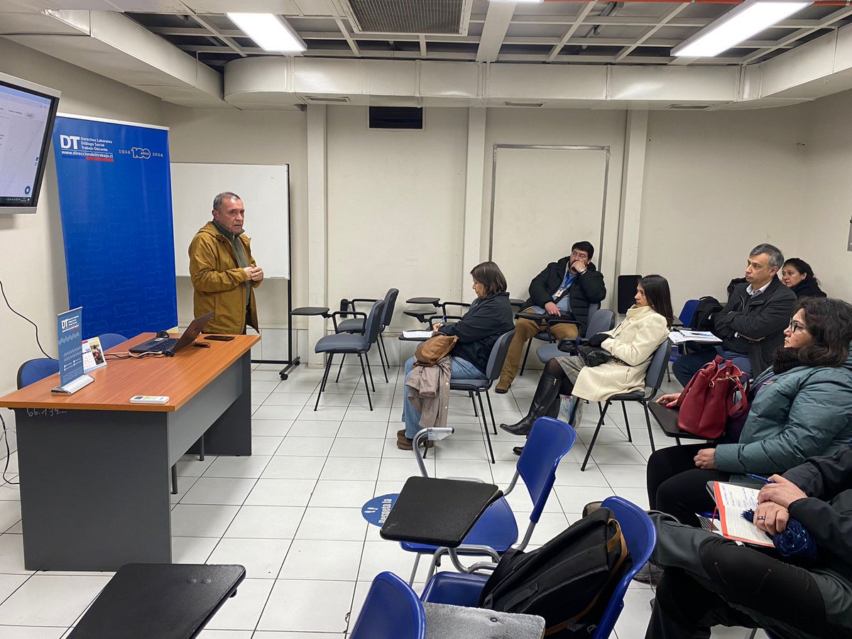 drtmetrooriente's tweet photo. 📍Los funcionarios/as de #AtencióndeUsuarios en las inspecciones de @drtmetrooriente, participaron de una capacitación de profundización y actualización de los nuevos trámites que se han incorporado a #MiDt
➡️La capacitación fue realizada por Raúl Muñoz de Atención de Usuarios. https://t.co/sCBIBrRsCH
