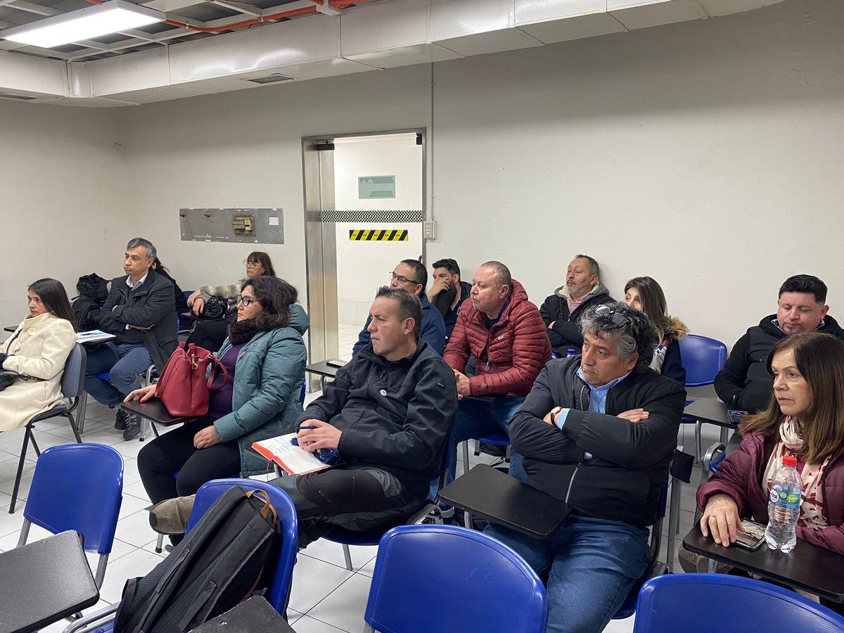 drtmetrooriente's tweet photo. 📍Los funcionarios/as de #AtencióndeUsuarios en las inspecciones de @drtmetrooriente, participaron de una capacitación de profundización y actualización de los nuevos trámites que se han incorporado a #MiDt
➡️La capacitación fue realizada por Raúl Muñoz de Atención de Usuarios. https://t.co/sCBIBrRsCH