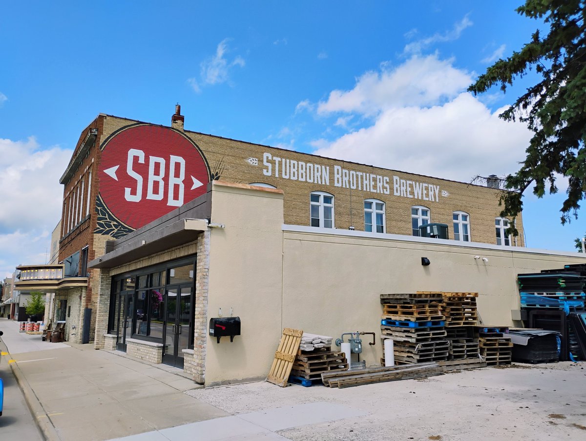 BeerSnobSean's tweet image. 1st visit to @Stubbornbros Brewery in Shawano, WI. Salad cuz I save the calories for the beer. This Czech dark lager is the highest rated in the state says @untappd. I agree, it's a good one. Nice beer selection. @qblacklock @MikeSlomba @DrGoodBeer @WIbeerbaron @barrelaged_Art