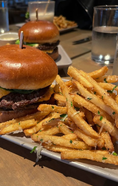 AlessiaBum's tweet photo. Satisfy your cravings, one bite at a time 🍔🍟 https://t.co/MQCYajEgKP
