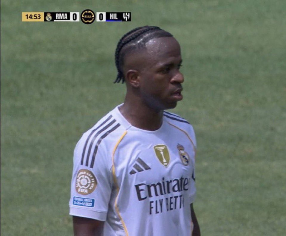 مبابي مايلعب بمركزه عشان فينسيوس
غارسيا الي مقدم بطولة ممتازة يلعب جناح عشان فينسيوس 
رودريغو يعرض للبيع عشان فينسيوس 

السؤال يبقى هل يستحق كل هالتخبيصات الي تصير بالفريق لأجل لاعب يطلع بعد كل خسارة يضحك ويبتسم وهو مقدم اسوء اداء بالملعب 

روشن باانتظارك يالبالندوري