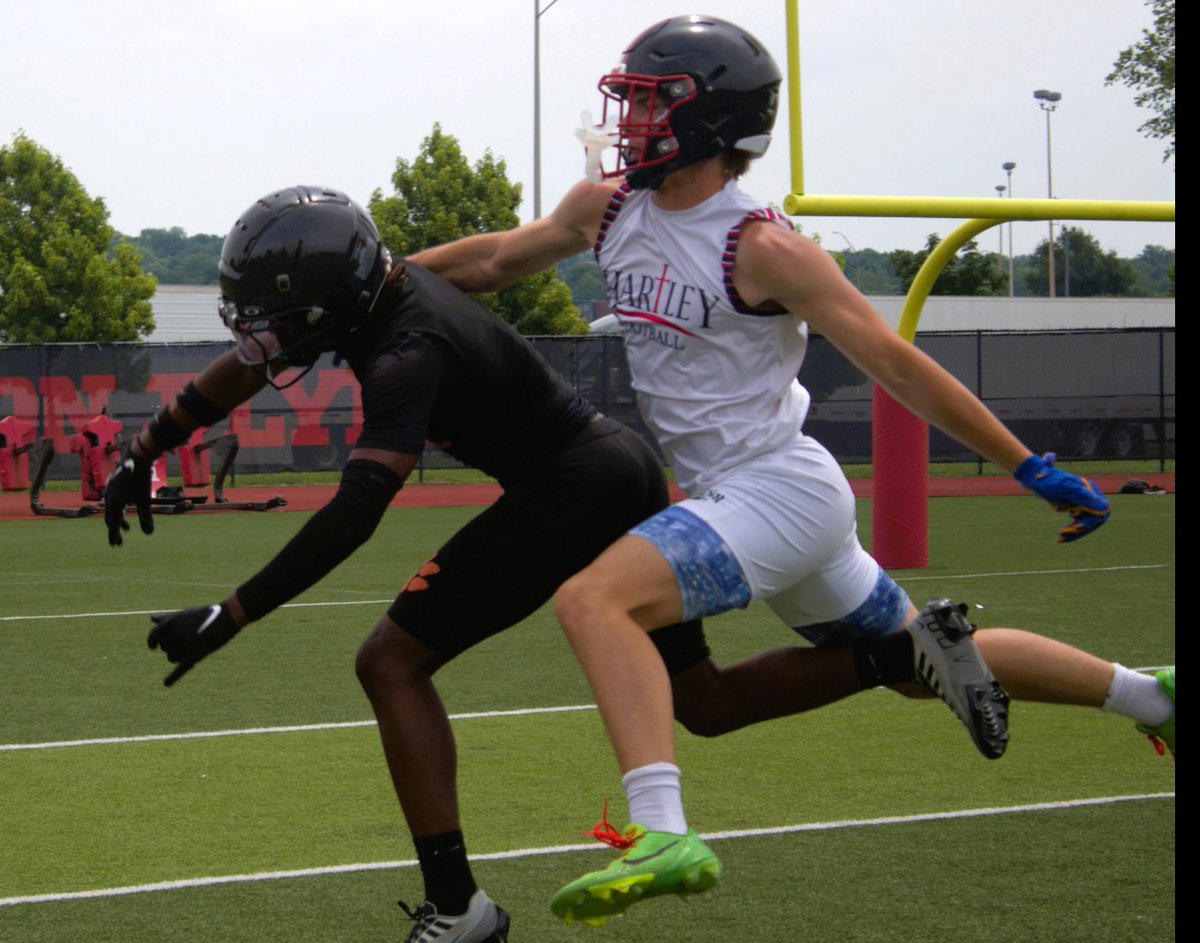 HartleyFootball's tweet image. Sone photos from today’s action. Go Hawks! Photos courtesy of Kennedy Houchins.