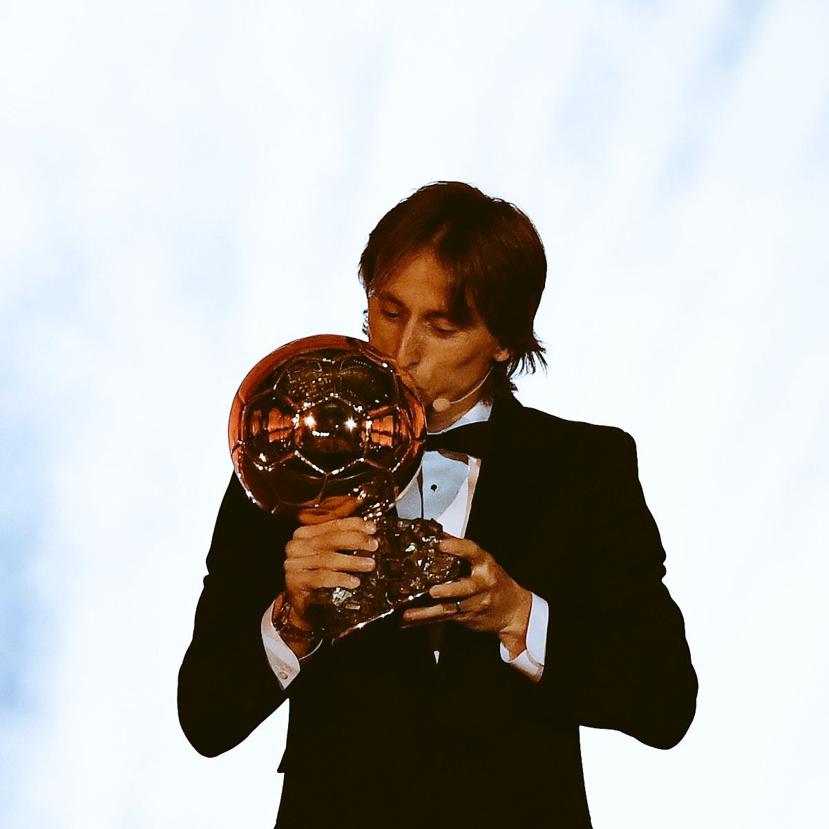 AC_MilanFR's tweet photo. C'est l'heure de la dernière danse et d'accomplir ton rêve d'enfant @lukamodric10 ❤️

On t'aime déjà et on a hâte de te voir illuminer San Siro https://t.co/KDrPeeIMdg