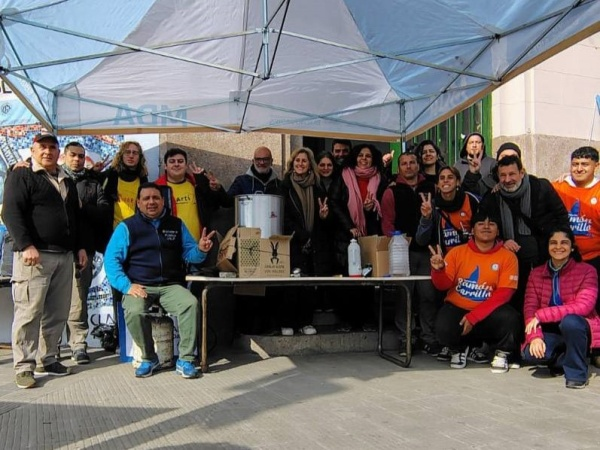 #Educación | #LaPlata: Gremios docentes, no docentes y estudiantiles de la UNLP integrados por ADULP, ATULP y la FULP volvieron a las calles con cinco ollas populares para denunciar la emergencia presupuestaria, salarial y estudiantil que atraviesan las universidades públicas.