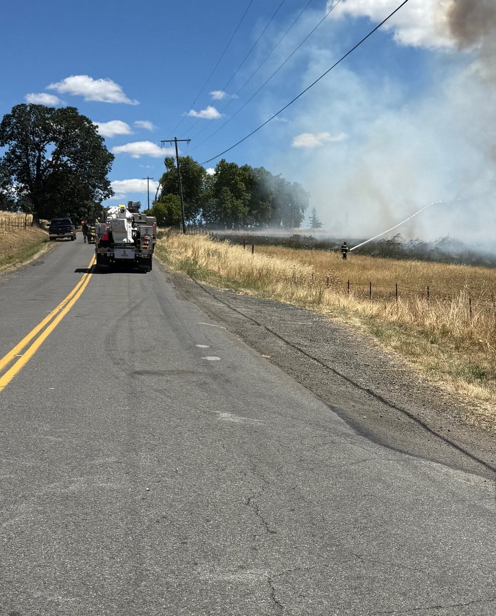 OSFM's tweet image. HAPPENING NOW: We are mobilizing some air support through Immediate Response to a fire in the Salem area off Turner Rd. This is made possible through agreements we have with the @ORDeptForestry
Some roads in the area are closed. Please follow @MCSOInTheKnow
(📷@MCSOInTheKnow)