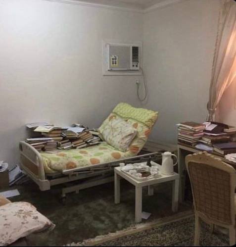 AtTayfaMansoura's tweet image. Voici la chambre du Cheikh Rabī' Ibn Hādī Al-Madkhalī alors qu’il était malade et faible…

Remplie de livres dans chaque recoin. 

Lorsque l’amour des livres frappe l’homme, il ne cessera de leur tenir compagnie jusqu’à la mort. 

Qu’Allah fasse grandement miséricorde à l’imam,…
