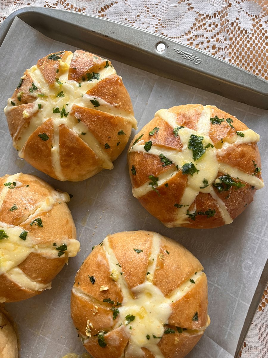 soiled_plants2's tweet image. I will never get tired of making (or eating) Korean cream cheese garlic bread
