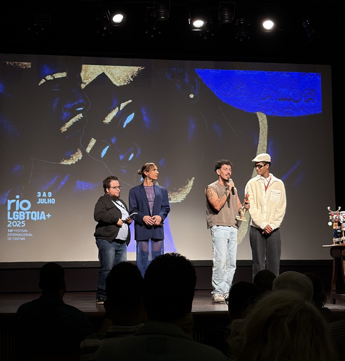 _eusouyuri's tweet image. E SEU CORPO É BELO acabou de ser premiado como melhor filme carioca do festival internacional de cinema rio lgbtqia+! 🪩 #eseucorpoebelo