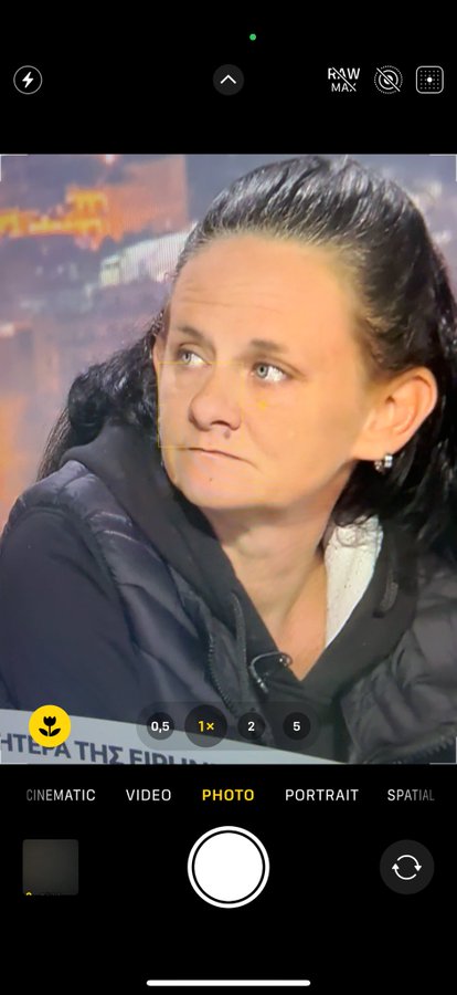 Anastas80646835's tweet photo. και μονο που βγηκε και εδωσε το παιδι της και δεν το καλυψε οπως κανουν συνηθως οι γονεις της αξιζουν συγχαρητηρια και σε οποιον αρεσει #ypotheseis https://t.co/NHywYM2xiI