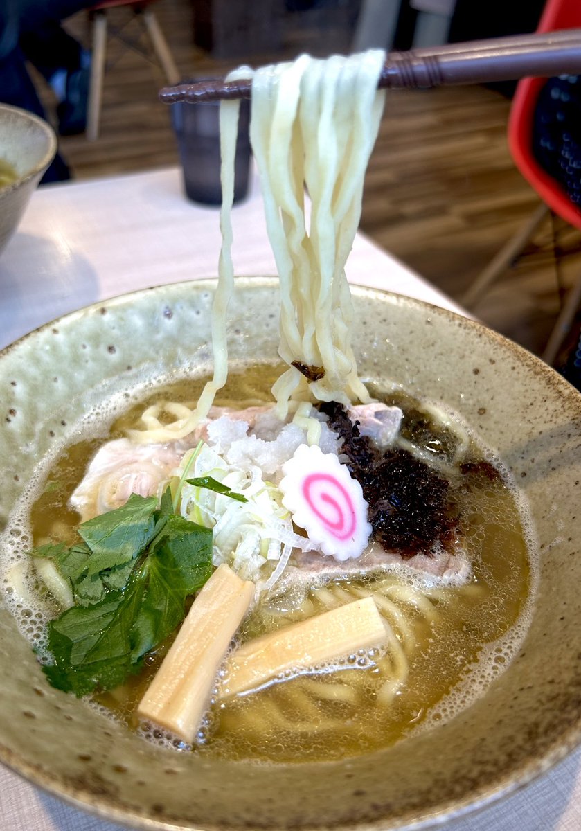 KOTAPAPA921's tweet image. 名店「㐂九家」が 放つ第4のお店『㐂りん食堂』清潔感漂うゆったりとした空間で頂く【中華そば】魚介と動物系の出汁を独自の配合で旨味タップリのスープに仕上げるのはGroupのオハコ⭐️
アッサリしいるのに物足りなさは感じない逸品🍜 豊富なメニューの中でも個人的に1番好きなラーメンと言えます♡