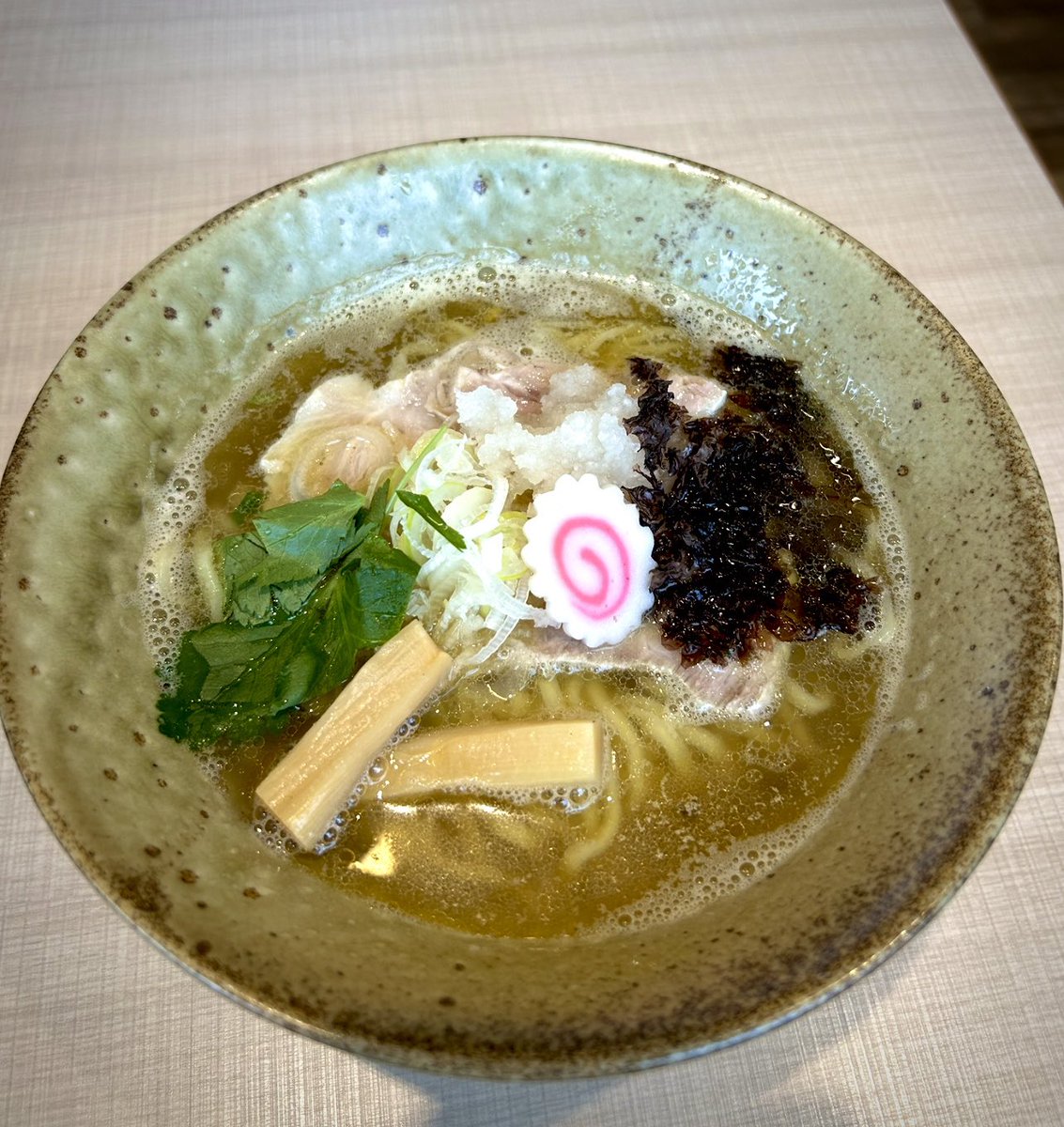 KOTAPAPA921's tweet image. 名店「㐂九家」が 放つ第4のお店『㐂りん食堂』清潔感漂うゆったりとした空間で頂く【中華そば】魚介と動物系の出汁を独自の配合で旨味タップリのスープに仕上げるのはGroupのオハコ⭐️
アッサリしいるのに物足りなさは感じない逸品🍜 豊富なメニューの中でも個人的に1番好きなラーメンと言えます♡