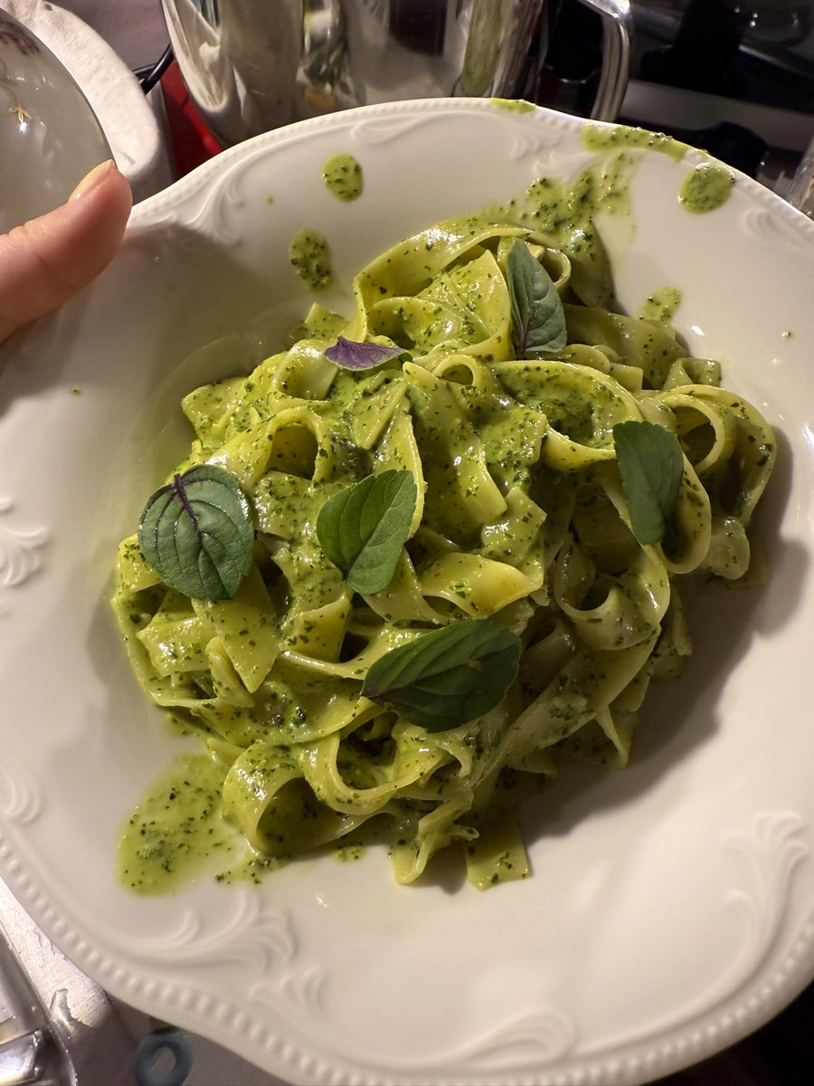 Что если у вас случайно завалялся лохматый пучок базилика, который прошлую неделю стоял под дождями и солнцем и теперь хрустит как огурцы, когда его срываешь 

Идеальная просто скандально прекрасная еда за 6 минут (пока варятся фетучини) 

А вы спрашивали, зачем мне дача