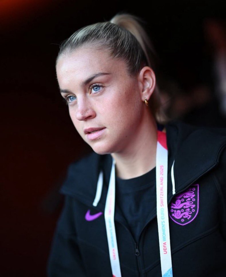 Keeping up with our favourite blue-eyed Lioness. Alessia keeps it fresh and fuss-free ahead of training — minimal makeup, a touch of SPF skin tint, and that signature calm confidence.

Where fashion meets flawless.
From face to fit — captured by Modern Woman. 🩷